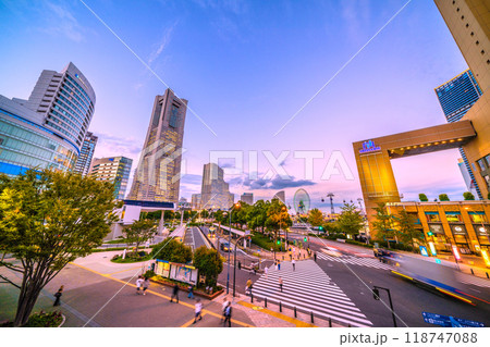 日本の横浜都市景観 9月。桜木町駅前から横浜ランドマークタワーやみなとみらいの街を望む=26日 日本の横浜都市景観 9月。桜木町駅前から横浜ランドマークタワーやみなとみらいの街を望む=26日 118747088