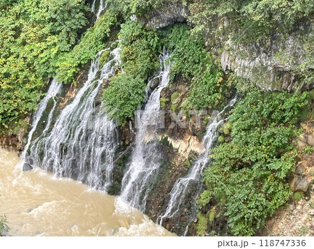 【美瑛町　濁流の美瑛川と白ひげの滝】 118747336