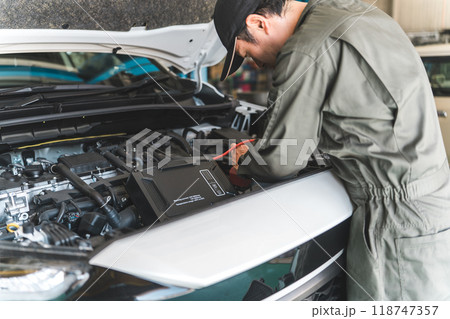 バッテリージャンプスターターを使う男性整備士・メカニックの手元 バッテリージャンプスターターを使う男性整備士・メカニックの手元 118747357
