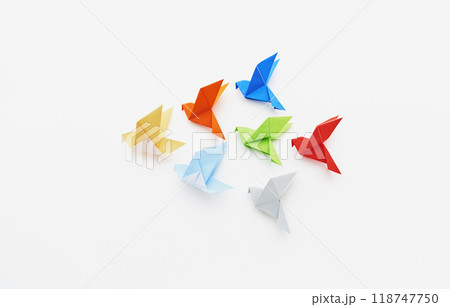 折り紙で作ったカラフルな鳩の群れ 118747750