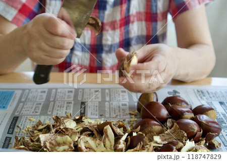 栗の皮むき 118747829