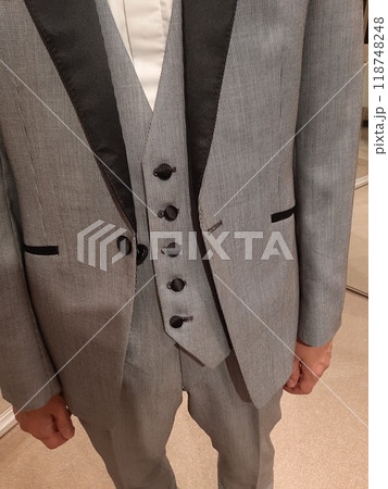タキシード姿の男性　男性の上半身　上半身　タキシード 118748248