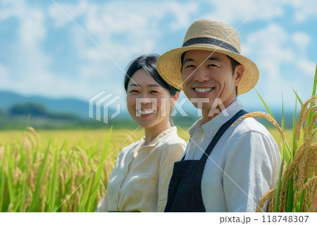 若いお米生産者・農業を営む若い夫婦 118748307