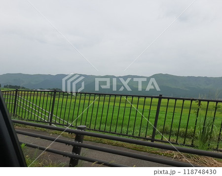 道路　道　景色　イメージ　柵　鉄製の柵 118748430