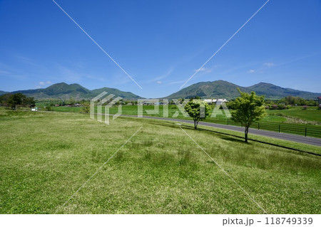 蒜山高原から蒜山三座を臨む(岡山県真庭市) 蒜山高原から蒜山三座を臨む(岡山県真庭市) 118749339