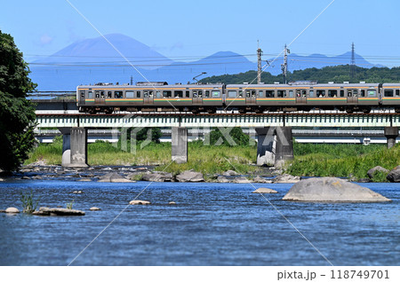 下碓井川橋梁を渡る普通列車 118749701