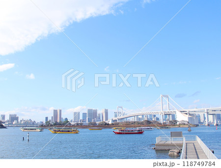 お台場レインボーブリッジと屋形船が見える風景 118749784