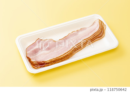 黄色背景に薄切りベーコン 118750642