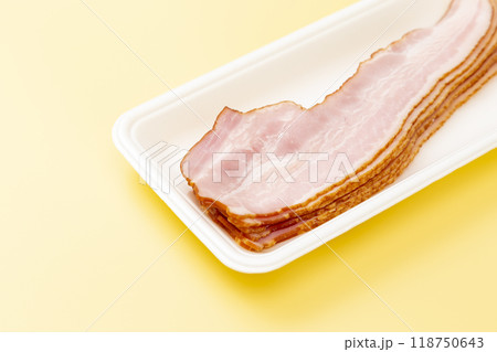 黄色背景に薄切りベーコン 118750643