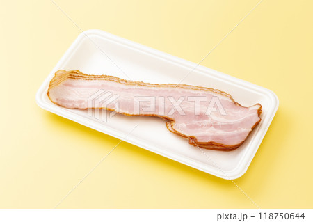 黄色背景に薄切りベーコン 118750644