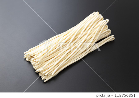 黒背景に半生うどん 118750851
