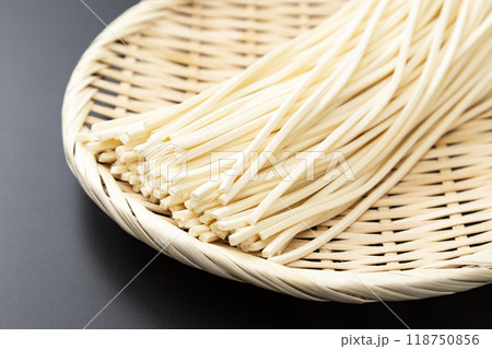黒背景に半生うどん 118750856