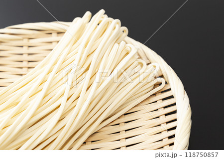 黒背景に半生うどん 118750857