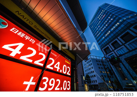 日本の東京都市景観初4万2000円台突破。3日連続史上最高値更新…株価/終値＝11日、日本橋兜町 118751853