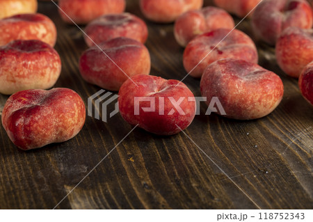 a pile of ripe washed peaches on the table 118752343