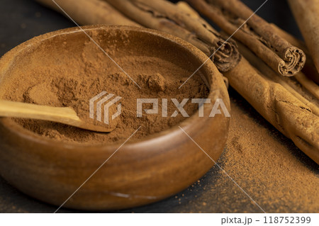cinnamon tree bark with golden powder 118752399