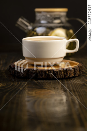 making green tea in a glass teapot with lemon and mint 118752417
