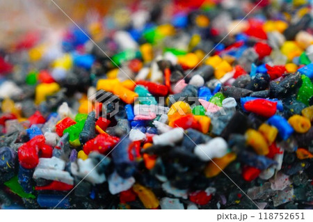 細かく砕かれたプラスチックの破片 118752651