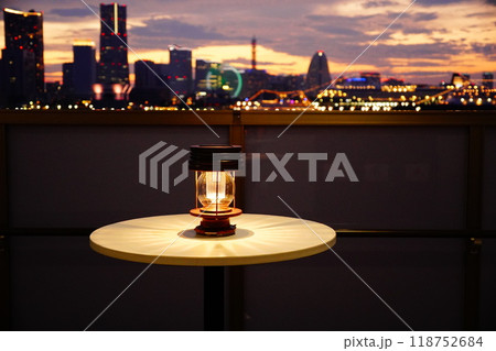 夜景とランプとテーブル 118752684