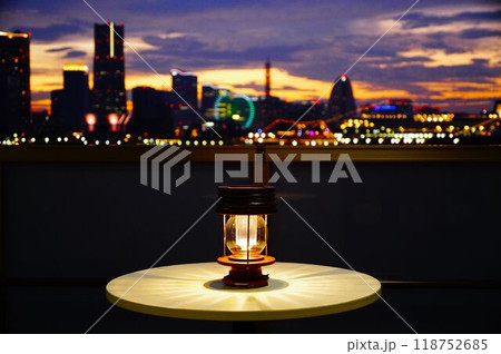 夜景とランプとテーブル 夜景とランプとテーブル 118752685