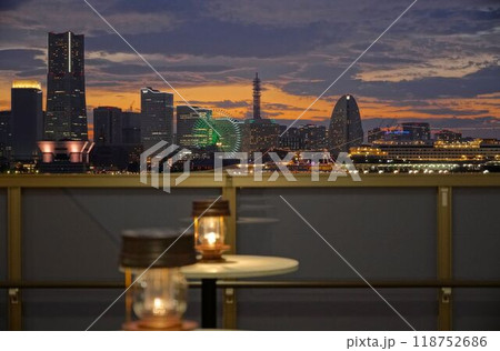 夜景とランプとテーブル 118752686