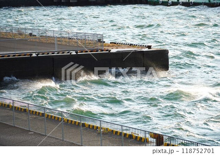 港の荒れた波 港の荒れた波 118752701