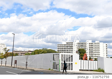 西武線小手指駅前の西友の解体現場 118752750