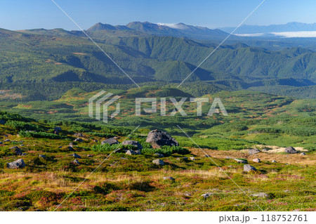 百名山旭岳登山　大雪山旭岳登山道からの紅葉の十勝岳方面の景色 118752761