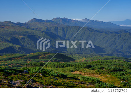 百名山旭岳登山　大雪山旭岳登山道からの紅葉の十勝岳方面の景色 118752763
