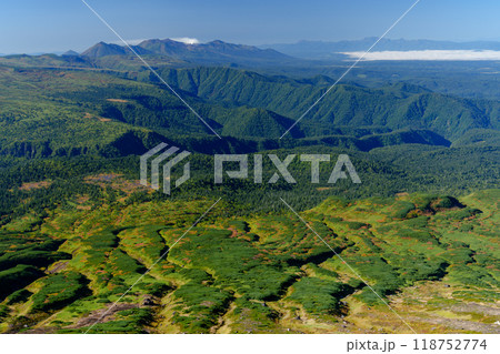百名山旭岳登山　大雪山旭岳登山道からの紅葉の十勝岳方面の景色 118752774