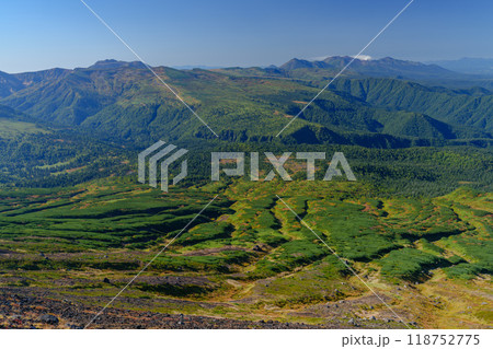 百名山旭岳登山　大雪山旭岳登山道からの紅葉の十勝岳方面の景色 118752775