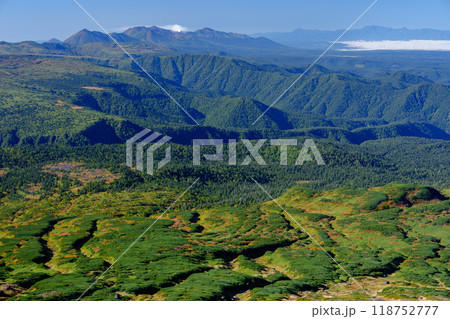 百名山旭岳登山　大雪山旭岳登山道からの紅葉の十勝岳方面の景色 118752777
