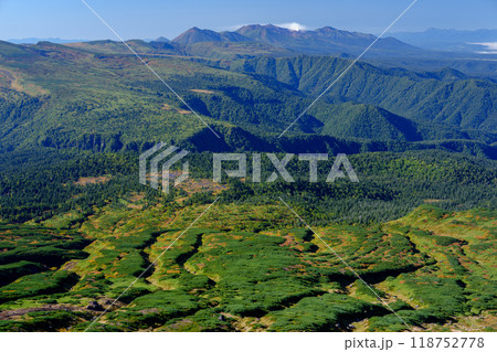 百名山旭岳登山 大雪山旭岳登山道からの紅葉の十勝岳方面の景色 百名山旭岳登山 大雪山旭岳登山道からの紅葉の十勝岳方面の景色 118752778
