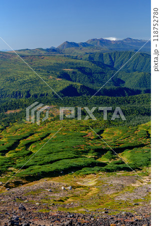百名山旭岳登山 大雪山旭岳登山道からの紅葉の十勝岳方面の景色 百名山旭岳登山 大雪山旭岳登山道からの紅葉の十勝岳方面の景色 118752780