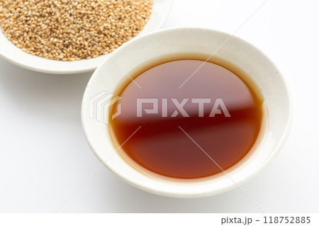 ごま油と白ごま 118752885