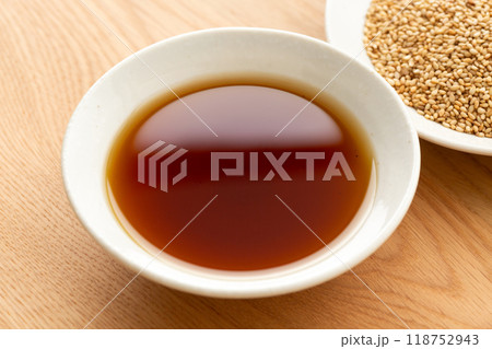 ごま油と白ごま 118752943