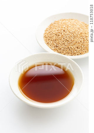 ごま油と白ごま 118753018
