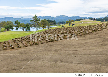 芝張り工事風景 118753378