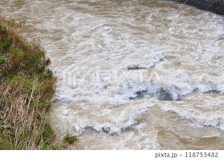 大雨後の濁って増水した川 118753482