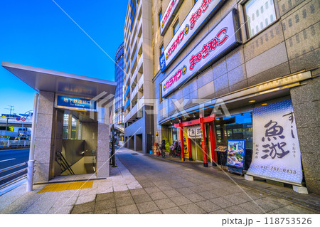 日本の横浜都市景観 9月。地下鉄桜木町駅連絡口や飲み屋街などを望む。奥に野毛小路入口＝26日 118753526