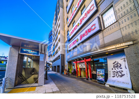 日本の横浜都市景観 9月。地下鉄桜木町駅連絡口や飲み屋街などを望む。奥に野毛小路入口＝26日 118753528