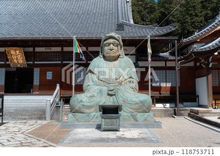 お寺に鎮座する達磨大師坐像 お寺に鎮座する達磨大師坐像 118753711