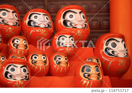 お寺にずらっと並ぶ大量の達磨 お寺にずらっと並ぶ大量の達磨 118753717