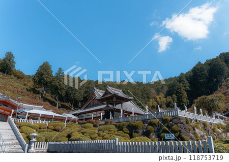 山の中にそびえたつお寺 118753719