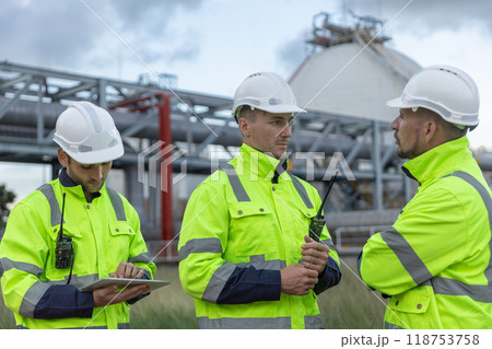 Team professional electrical engineer safety uniform working together power plant Team professional electrical engineer safety uniform working together power plant 118753758
