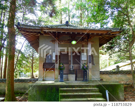 下関市の人気観光スポット秋の功山寺境内にある地蔵堂 118753829