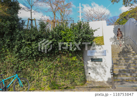 山口県にある下関市立歴史博物館入り口 118753847