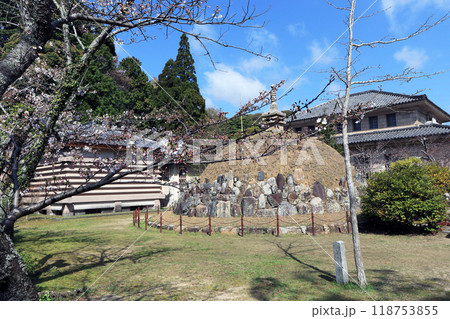 下関市の人気観光スポット功山寺境内にある万骨塔 118753855