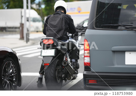 すり抜けをするバイク　ライダー 118753980