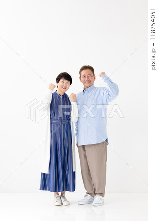 シニアカップル　ポートレート　全身　ガッツポーズ 118754051